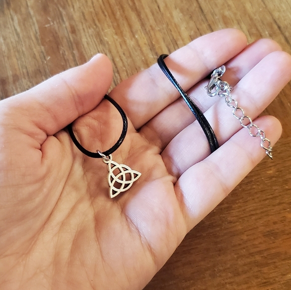 NWOT Celtic Triquetra Necklace - Picture 4 of 4